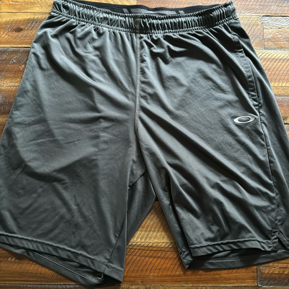 Oakley Short